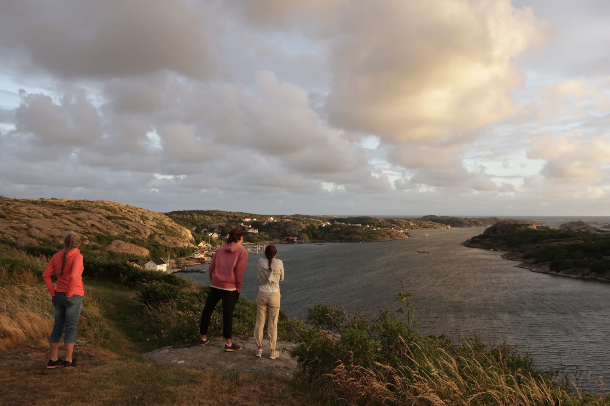 Eva, Karin, och Jepser med utsikt över Hamburgsund